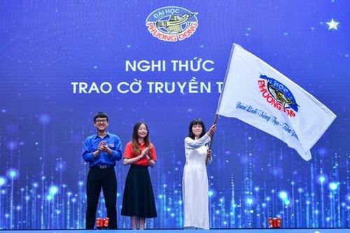 Nghi thức 'Trao cờ truyền thống' đặc biệt trong lễ khai giảng trường Phương Đông
