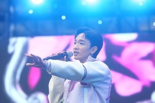 Hàng nghìn khán giả lạc giọng hô tên, hát 'Nàng thơ' theo Hoàng Dũng