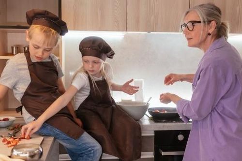 Người giúp việc bất đắc dĩ thành bà ngoại, dạy cô chủ cách chăm con
