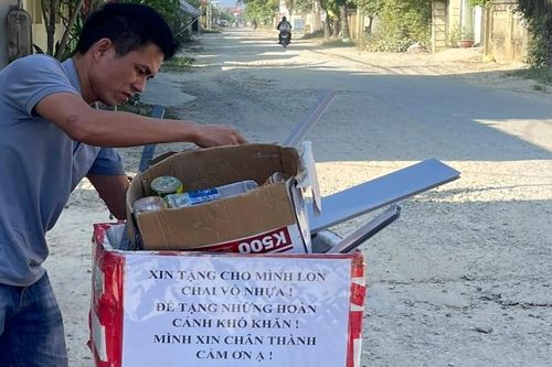 Ông chủ cửa hàng tranh đá quý đi nhặt ve chai, mặc người đời chê gàn dở