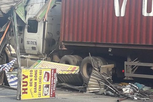 Tài xế xe container gục trên cabin, tông hàng loạt ki ốt ở TP Thủ Đức