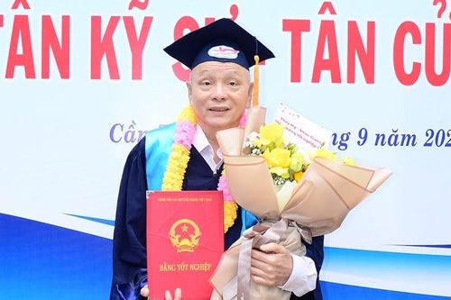 Người đàn ông 60 tuổi ở Cần Thơ tốt nghiệp đại học: 'Tôi học thật, thi thật'