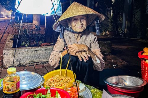 Bánh mì xíu mại rẻ nhất Việt Nam, '2.000 đồng/ổ cũng bán' của cụ bà 87 tuổi