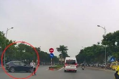 Sang đường ẩu, tài xế Mazda liên tục chèn ép trả đũa ô tô không nhường đường
