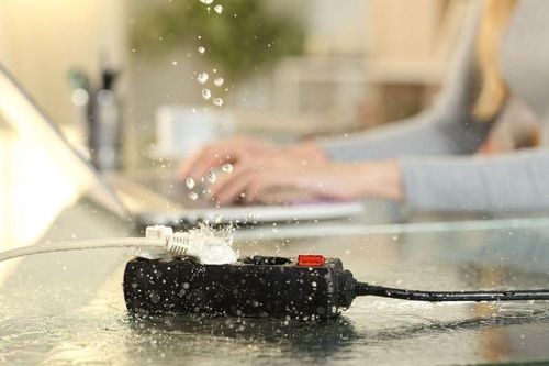 Đơn giản 3 bước bảo vệ thiết bị điện tử mùa mưa bão