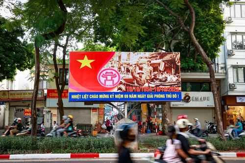 Hà Nội rực rỡ màu cờ đỏ sao vàng mừng ngày kỷ niệm Giải phóng Thủ đô