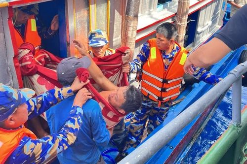 Chuyện hy hữu: Bộ đội Biên phòng cấp cứu ngư dân bị cá cờ đâm rách bụng