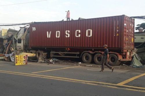 TPHCM: Xe container ủi sập hàng loạt cửa hàng