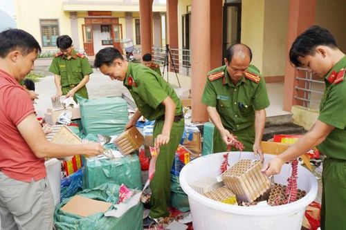 Bắt sà lan khai thác cát trái phép; tiêu hủy 522kg pháo nổ; Xi măng Phú Thọ bị cưỡng chế thuế