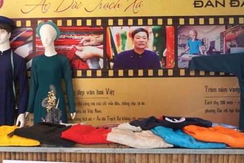 Nghệ nhân Nghiêm Văn Đạt: 'Giữ hồn quê hương' trong từng nếp áo dài