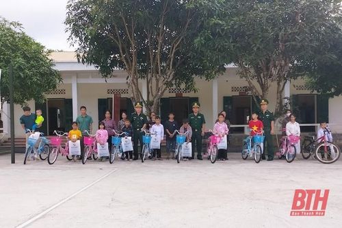 Đồn Biên phòng Trung Lý hỗ trợ học sinh khó khăn khu vực biên giới