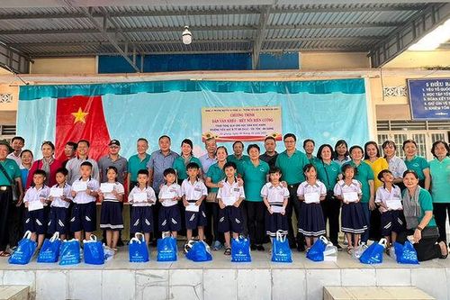 Đảng ủy phường Nguyễn Cư Trinh về nguồn tặng, quà học sinh, các hộ gia đình nghèo, khó khăn An Giang