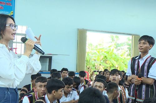 Krông Pa: Hướng nghiệp cho hơn 400 học sinh Trường THPT Đinh Tiên Hoàng
