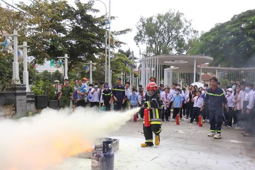 Học sinh Gia Lai thích thú với trải nghiệm làm lính cứu hỏa