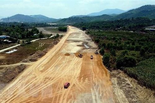 Tăng tốc thi công '3 ca, 4 kíp' cao tốc Quy Nhơn-Chí Thạnh