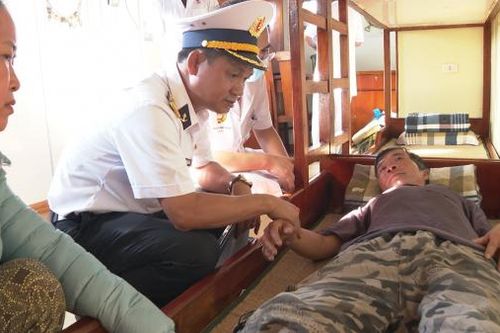 Vùng 4 Hải quân: Bàn giao ngư dân cho gia đình và địa phương