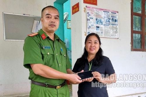 Nhặt được điện thoại trả lại người đánh rơi