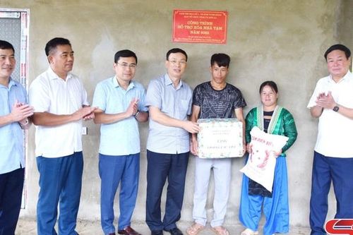 Nghiệm thu và gắn biển công trình hỗ trợ xóa nhà tạm tại xã Chiềng Lao