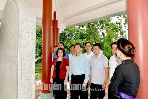 Đoàn đại biểu Ban Tổ chức Tỉnh ủy Lai Châu dâng hương, thăm Khu di tích Quốc gia đặc biệt Tân Trào