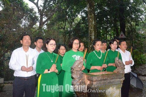 Đoàn đại biểu dự Đại hội Hội Nông dân tỉnh dâng hương báo công với Bác