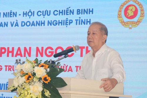 Phó Bí thư Thường trực Tỉnh ủy Phan Ngọc Thọ đối thoại với đoàn viên, thanh niên