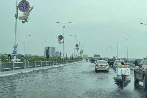 Hà Nội: Ngập úng ngay trên mặt cầu Vĩnh Tuy giai đoạn 2
