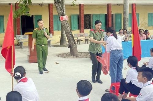 Học viên Lào về cơ sở 'ba cùng' với dân