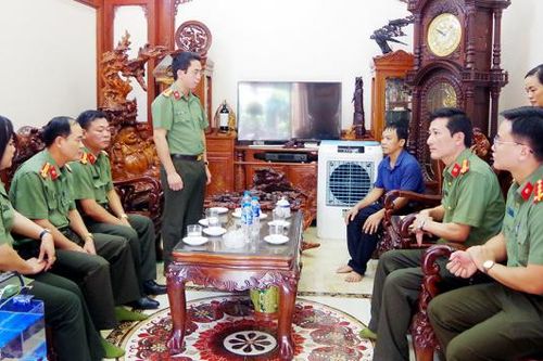 Thăm hỏi, động viên gia đình cán bộ Công an hy sinh trong khi làm nhiệm vụ