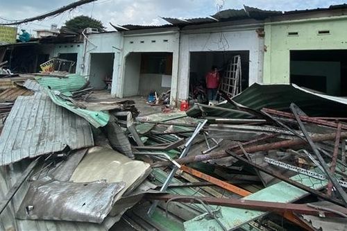 Xe đầu kéo lao vào 5 ki-ốt khu vực cầu vượt Sóng Thần