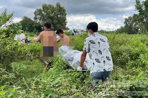 Đi câu cá, người dân phát hiện xác một phụ nữ đội nón bảo hiểm dưới rạch