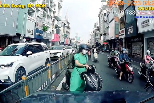 Xe máy ùn ùn đi ngược chiều trên đường Hai Bà Trưng, TP.HCM