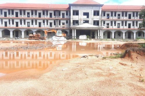 Trường mới 61 tỷ đồng xây mãi không xong, thầy trò bất an vì trường cũ xuống cấp