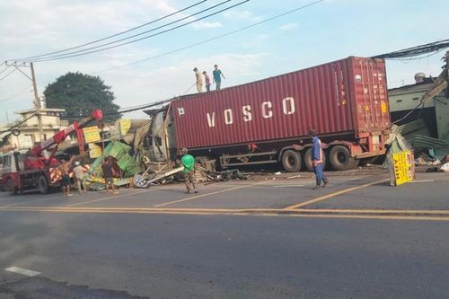 Container tông loạt ki ốt ven đường ở TP.HCM, nghi do tài xế ngủ gục