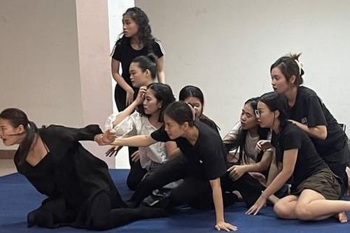 Đạo diễn Lê Quý Dương mời NSND Hoàng Cúc vào 'Huyền thoại tuổi thanh xuân' tri ân 10 cô gái Ngã ba Đồng Lộc