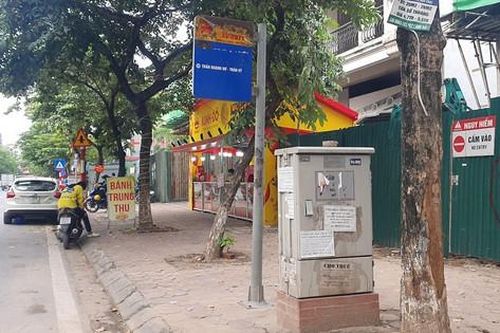 Nhiều điểm chờ xe buýt ở Hà Nội xuống cấp, có nơi đặt ngay cạnh bot điện cao thế