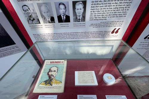 Triển lãm 'Sông Hồng cuộn sóng' tái hiện đoàn quân chiến thắng trở về tiếp quản Thủ đô