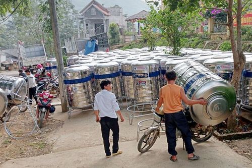 Hơn 800 hộ nghèo người DTTS được cấp bồn chứa nước sinh hoạt