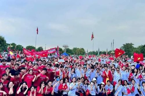 Đỏ rực Quảng trường Nguyễn Bình Khiêm cổ vũ Nguyễn Trọng Thành - Chung kết Olympia