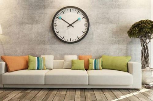 Treo đồng hồ đối diện cửa ra vào có tốt không?