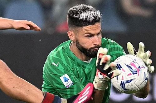 Giroud cứu thua xuất sắc khi trở thành thủ môn bất đắc dĩ cho AC Milan