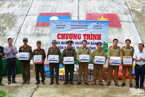 Tặng quà lực lượng vũ trang và nhân dân trên biên giới Việt-Lào