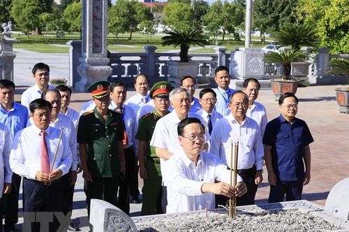 Chủ tịch nước Võ Văn Thưởng dâng hương tại Di tích quốc gia đặc biệt Địa điểm chiến thắng Xương Giang