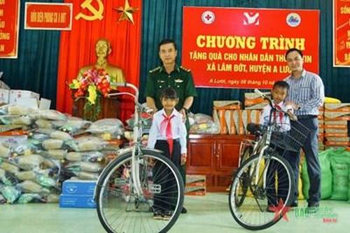 Tặng gần 200 suất quà cho lực lượng vũ trang và nhân dân hai bên biên giới Việt Nam - Lào