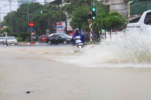 Mưa lớn, nhiều tuyến đường ở TP Hà Tĩnh ngập trong biển nước