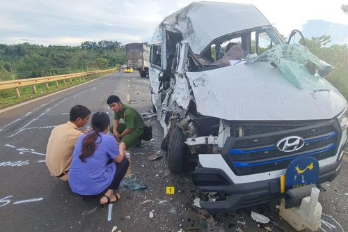 Đắk Lắk: Xe chở đoàn khách du lịch va chạm với xe tải, 13 người thương vong