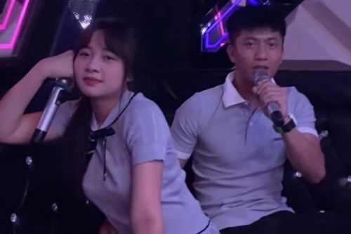 Đi hát Karaoke với vợ, Phan Văn Đức lộ 'bàn tay tình tứ'