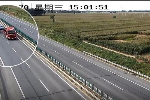 Tấm tôn bay khỏi thùng xe tải khiến nhiều ô tô gặp nạn trên đường