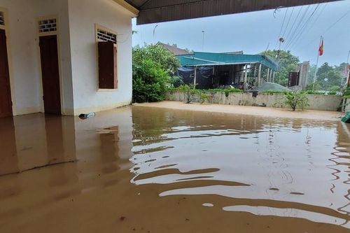 Mưa kéo dài, Hà Tĩnh ngập sâu, người dân vất vả chạy lũ