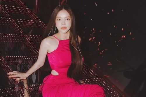 Lý Nhã Kỳ 'thả rông' đi xem Rap Việt, khoe vòng một rực lửa
