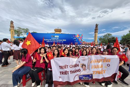Hàng nghìn người 'tiếp lửa' cho Nguyễn Minh Triết tại điểm cầu Thừa Thiên – Huế
